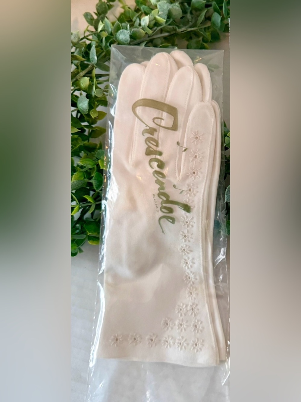 Crescendoe Gloves ivory with eyelet embroidery detail